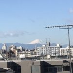 屋上から富士山を眺める